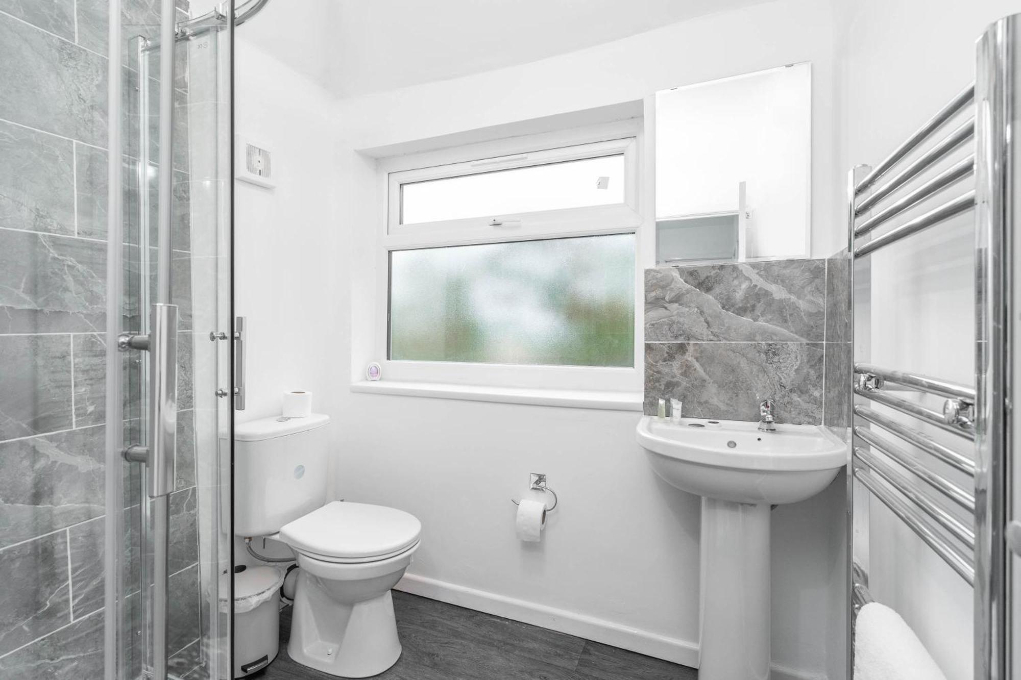 4 Bedroom House - Accommodates 7 - Garden - Parking - Netflix - Wifi - 559T Birmingham Exteriör bild