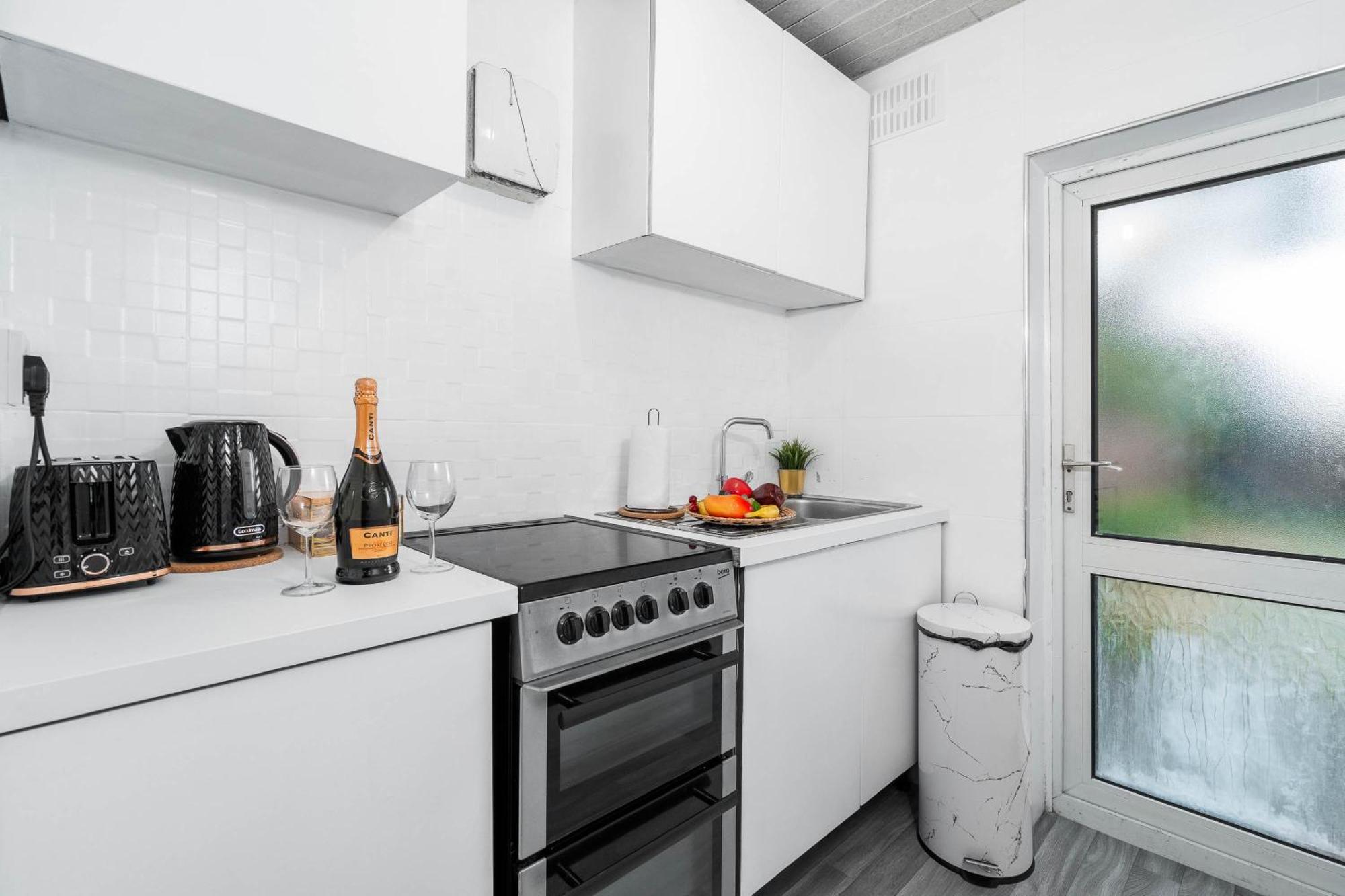 4 Bedroom House - Accommodates 7 - Garden - Parking - Netflix - Wifi - 559T Birmingham Exteriör bild